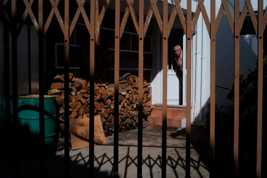 Un homme derrière une barrière