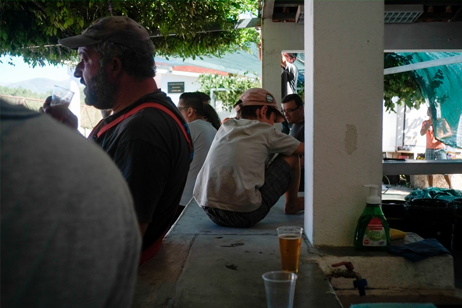 Un garçon assis sur le comptoir d’un bar