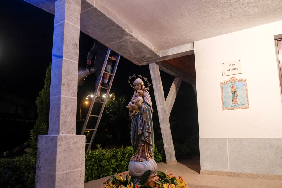 Statue d'une vierge à l'entrée d'une chapelle dans un petit village portugais