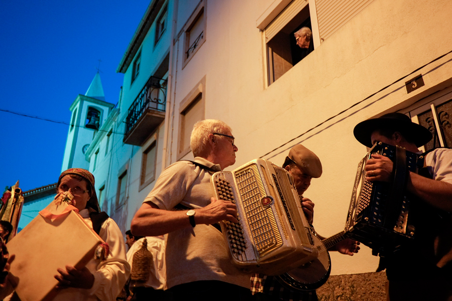Homme jouant de l'accordéon dans une rue au Portugal