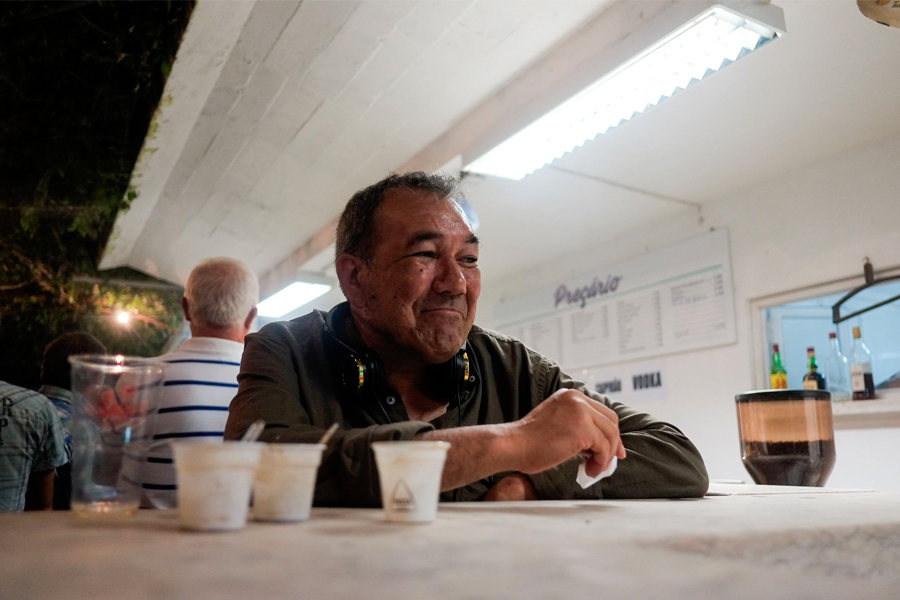 Homme accoudé à un bar