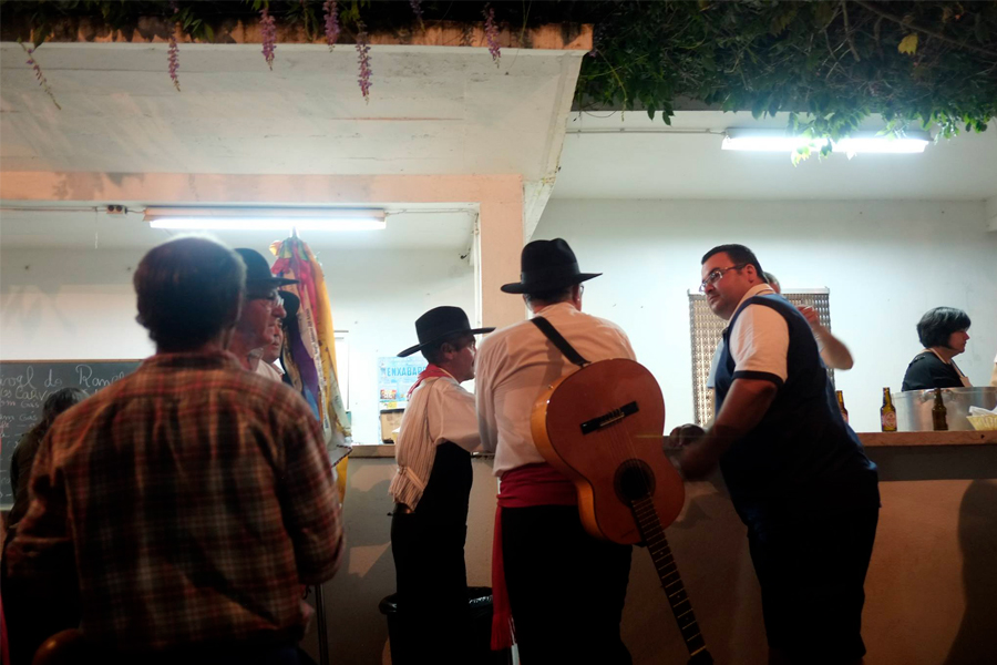 Hommes avec des chapeaux traditionnels