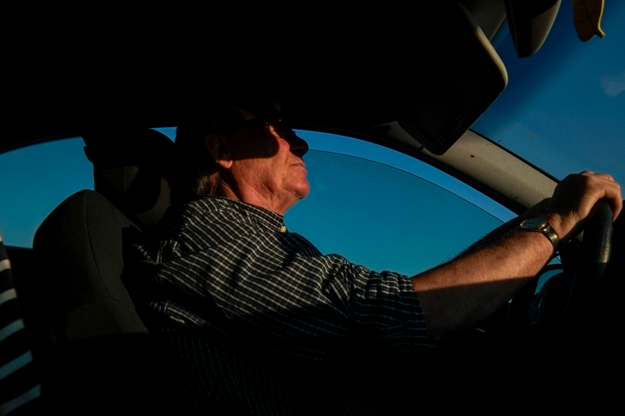Monsieur dans une voiture en route vers le Portugal