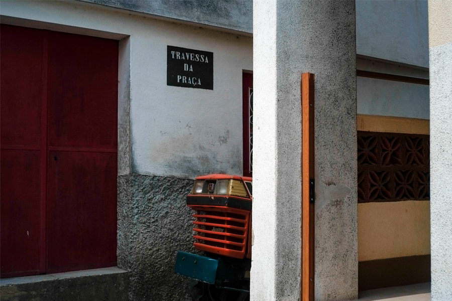 Tracteur dans une ruelle étroite au Portugal