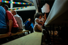 Petite fille bien portante qui mange une barbapapa