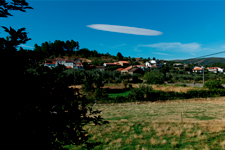 Un nuage altocumulus lenticularis au dessus d'un village portugais