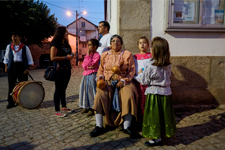 Dame assise à coté d'une église avec des enfants autour d'elle