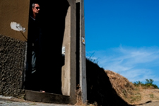 Portrait du photographe sur le palier d'une maison