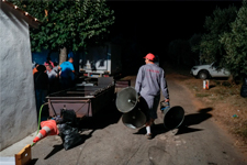 Homme transportant des mégaphones