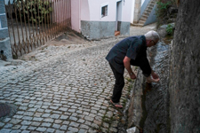 Homme qui se lave les pieds dans la rue