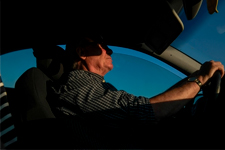 Monsieur dans une voiture en route vers le Portugal