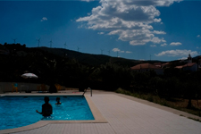 Homme dans une piscine