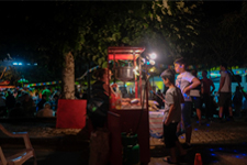Des enfants devant un stand de pop-corn