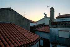 Vue sur les toîts d'un petit village au Portugal