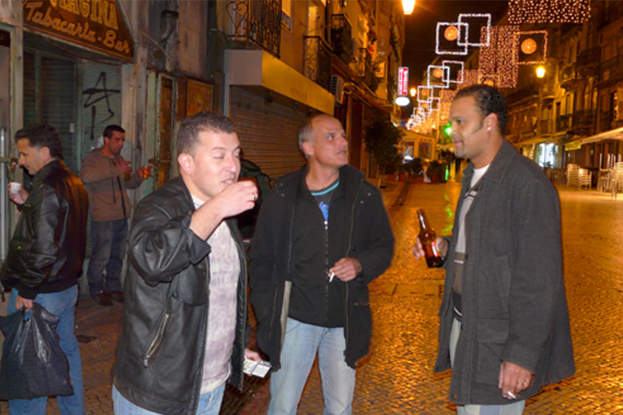 Trois hommes qui festoient dans une rue à Lisbonne