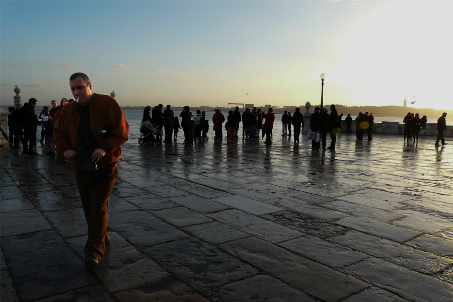 Homme qui fume au bord de la mer