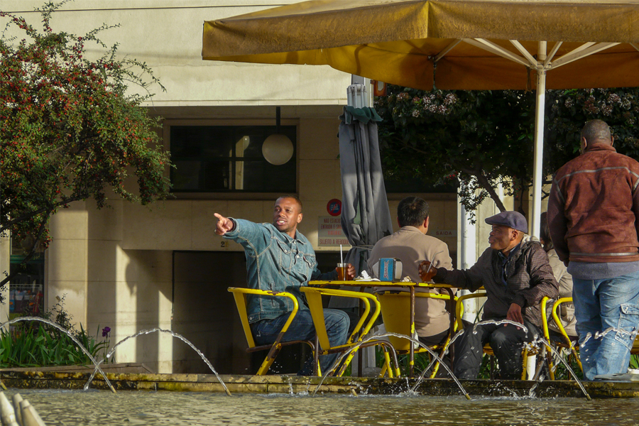 Groupe de personnes assises à une table à Lisbonne