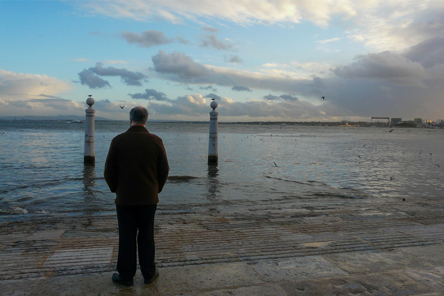 Homme qui regarde la mer