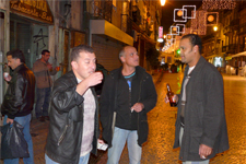 Trois hommes qui festoient dans une rue à Lisbonne