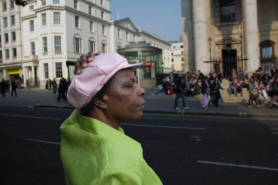 Femme avce un beret rose
