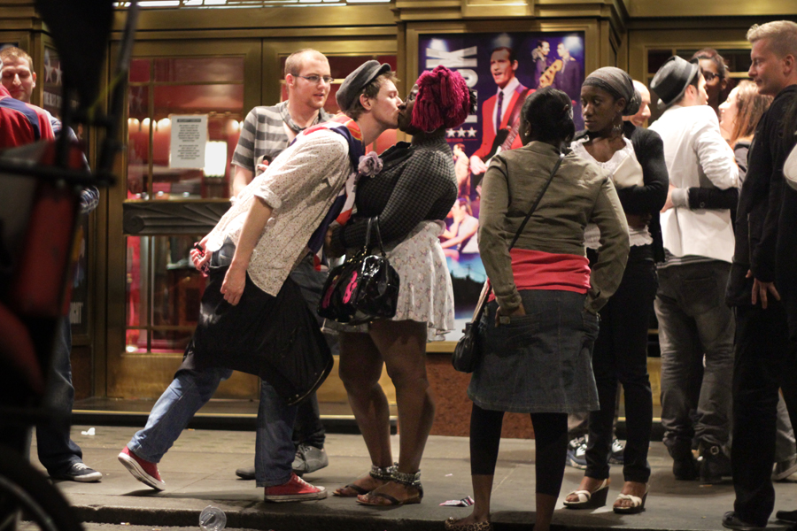 Un couple qui se font un bisou dans le metro