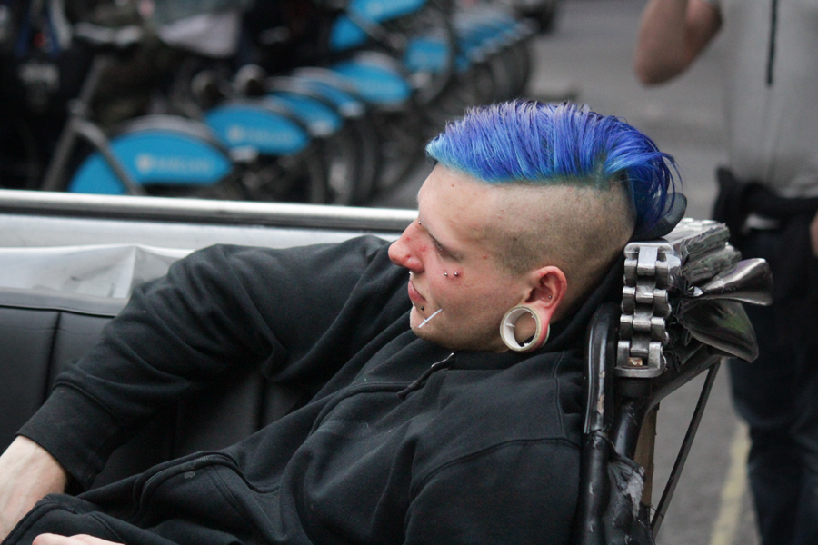 Punk avec des cheveux bleu