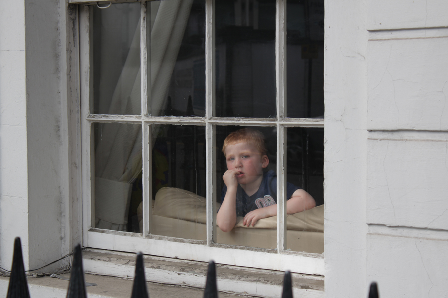 Enfant derrière une fenêtre