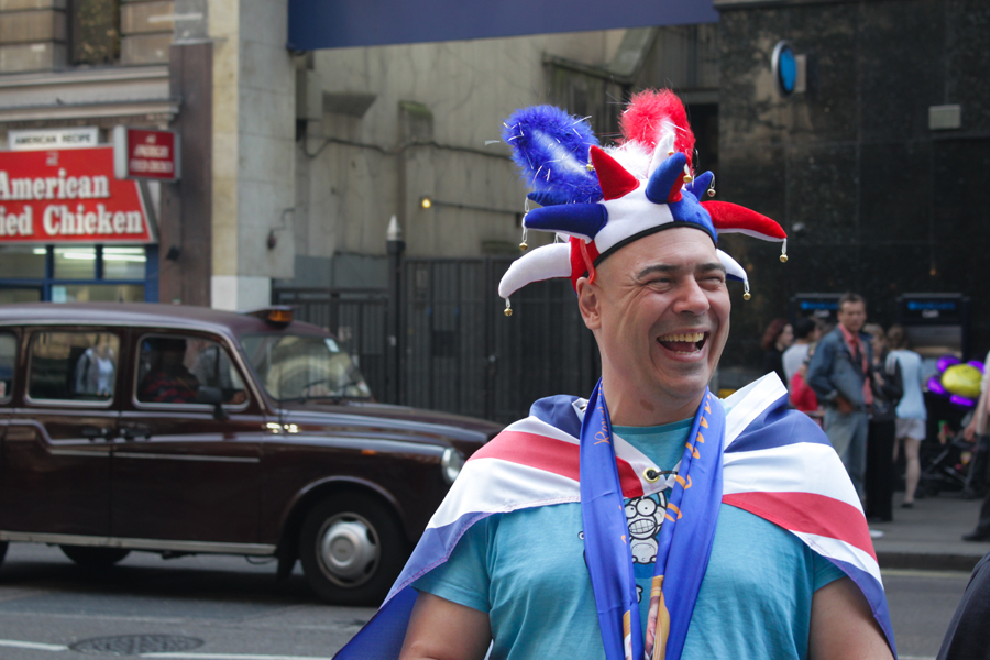Homme qui rit dans une rue