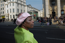 Femme avce un beret rose