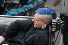 Punk avec des cheveux bleu