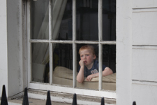 Enfant derrière une fenêtre