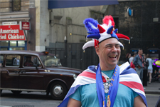 Homme qui rit dans une rue