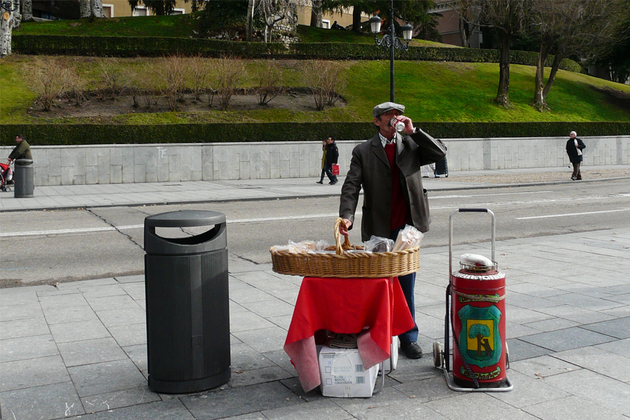 Homme qui bois une bière