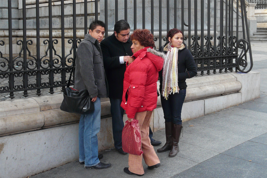Femme avec un manteau rouge
