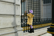 Petite fille tenue à des barreaux