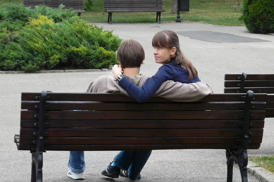Amoureux sur un banc publique