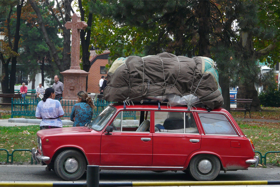 Voiture rouge avec chargement sur le toit