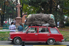 Voiture rouge avec chargement sur le toit