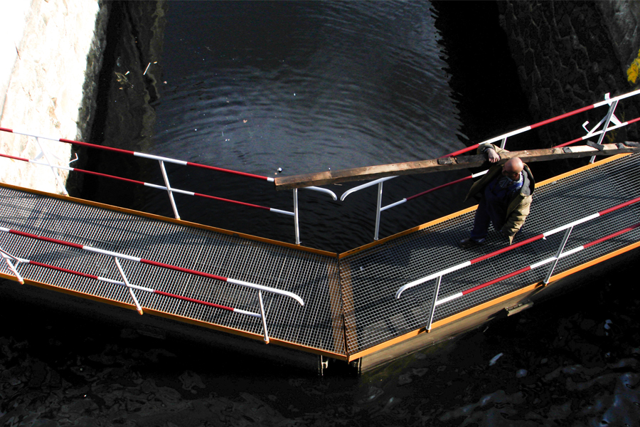 Homme sur une passerelle