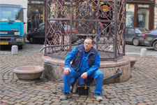 Ouvrier assis sur le rebord d'une fontaine