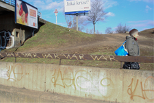 Passante à proximité d'une route